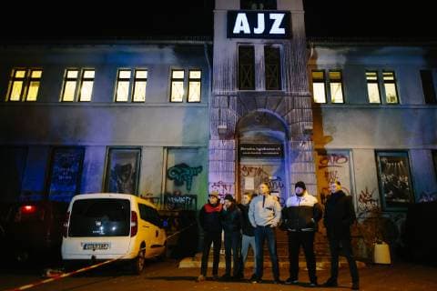 15 11 2018 Fine cream fish fillet concert at AJZ Chemnitz delayed start due to bomb threat Band in front of AJZ After receiving an anonymous bomb threat against AJZ Chemnitz, the concert hall was cleared Police took the threat seriously and searched the rooms of AJZ After almost two hours, fine cream fish fillet played in a great mood Copyright: xMichaelxTrammerx
