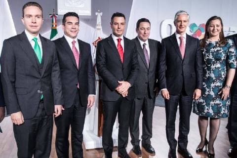 Mexiko, Martha Erika Alonso und Rafael Moreno Valle sterben bei Helikopter-Absturz November 15, 2018 - EUM20181115NAC17.JPG.OAXACA, Oax., Governor Gobernador-Informe.- El gobernador de Oaxaca, Alejandro Murat, ofrecio este 15 de noviembre de 2018 su segundo informe de gobierno. En imagen, Manuel Velasco, gobernador de Chiapas; Alejandro Moreno, gobernador de Campeche; el gobernador oaxaqueno Murat; Baltazar Hinojosa, titular de Sagarpa; Alfredo Del Mazo, gobernador del Estado de Mexico y Martha Erika Alonso, gobernadora electa de Puebla. Foto: Agencia EL UNIVERSAL German Espinosa AFBV  - ZUMAu78_ 20181115_zaf_u78_050 Copyright: xGermanxEluniversalx