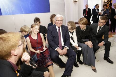 Frank Walter Steinmeier with his wife Elke Büdenbender and members of the childrens jury at the 20th Media Prize Kinderrechte in der Einen Welt der Kindernothilfe in Schloss Bellevue Berlin 15 11 2018 Foto:xM.xDelamerx xFuturexImage