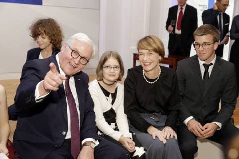 Frank Walter Steinmeier with his wife Elke Büdenbender and members of the childrens jury at the 20th Media Prize Kinderrechte in der Einen Welt der Kindernothilfe in Schloss Bellevue Berlin 15 11 2018 Foto:xM.xDelamerx xFuturexImage