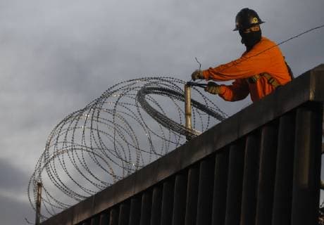 November 15, 2018 - Tijuana, MEXICO - TIJUANA, November 15, 2018 A worker on the U.S. side install razor wire at the U.S.-Mexican border at Playas de Tijuana, Mexico. Hayne Palmour IV San Diego Union-Tribune Mandatory Credit: HAYNE PALMOUR IV SAN DIEGO UNION-TRIBUNE ZUMA PRESS San Diego Union-Tribune Hayne Palmour IV copyright 2018 Tijuana MEXICO - ZUMAs44_ 20181115_zaf_s44_024 Copyright: xHaynexPalmourxIvx