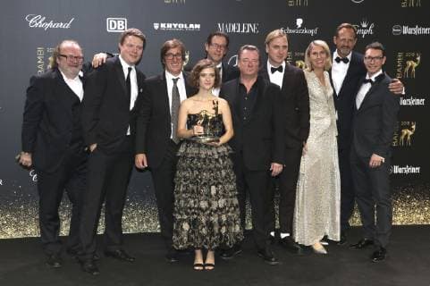 Entertainment Bilder der Woche KW46 Entertainment Bilder des Tages Liv Lisa Fries, Peter Kurth und Lars Eidinger mit Cast und Team von Babylon Berlin bei der 70. Bambi-Verleihung 2018 im Stage Theater am Potsdamer Platz. Berlin, 16.11.2018 *** Liv Lisa Fries Peter Kurth and Lars Eidinger with cast and team from Babylon Berlin at the 70 Bambi Award 2018 at the Stage Theater am Potsdamer Platz Berlin 16 11 2018 Foto:xA.xBuggex xFuturexImage
