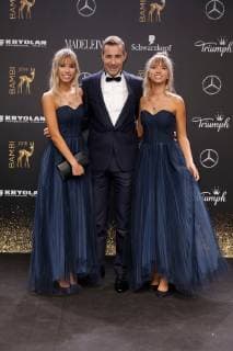 Kai Pflaume with the two Youtube stars Lisa and Lena at the Bambi 2018 award ceremony on 16 11 2018 in Berlin Bambi 2018 award ceremony in Berlin