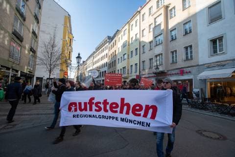 Rising up Peace rally Transparent with the inscription rising up Regional group Munich The local group Munich of the collection movement Rising up held a rally for disarmament and peace on 17 11 2018 under the motto Dignity instead of weapons Several hundred people came Afterwards there was a short demonstration to the Bavarian party headquarters of Bündnis 90 Die Grünen and