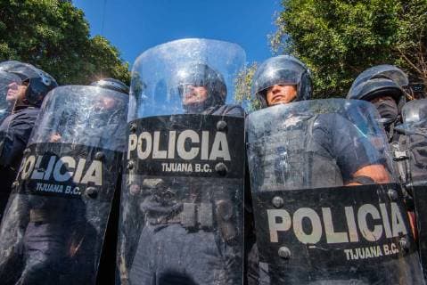 November 18, 2018 - Tijuana police set up a blockade to keep demonstrators away from Unidad Deportiva Benito Juarez makeshift shelter, where some asylum seekers are being housed in Tijuana Mexico on November 18, 2018. - ZUMAs157 20181118_znp_s157_016 Copyright: xVitoxDixStefanox
