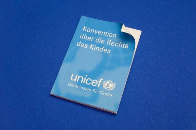 Weltkindertag am 20. September Broschüre von Unicef Broschüre von Unicef, 13.11.2018, Borkwalde, Brandenburg, Eine Konvention über die Rechte des Kindes von Unicef liegt auf einem blauen Untergrund. *** Unicef brochure Unicef brochure Unicef brochure 13 11 2018 Borkwalde Brandenburg A Convention on the Rights of the Child by Unicef lies on a blue background