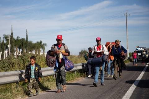 Groups of Central Americans continue their journey to the US border through the roads of Jalisco, Mexico, 19 November 2018, to join almost four thousand people who have already arrived at the Tijuana border. Thousands of people continue their journey to the US border !ACHTUNG: NUR REDAKTIONELLE NUTZUNG!  Copyright: xFranciscoxGuascox AME7521 20181120-636782736414813297