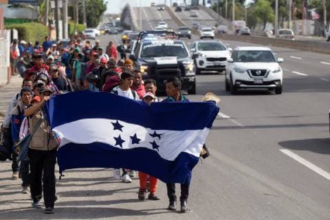 Groups of Central Americans continue their journey to the US border through the roads of Jalisco, Mexico, 19 November 2018, to join almost four thousand people who have already arrived at the Tijuana border. Thousands of people continue their journey to the US border !ACHTUNG: NUR REDAKTIONELLE NUTZUNG!  Copyright: xFranciscoxGuascox AME7520 20181120-636782736452053799