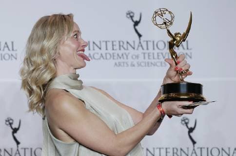 Entertainment Bilder des Tages Anna Schudt hold her award for Best Performance by an Actress in the pressroom at the 46th International Emmy Awards at the New York Hilton in New York City on November 19, 2018.  NYP20181119186 JOHNxANGELILLO