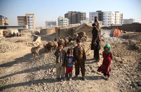 News Bilder des Tages (181120) -- KABUL, Nov. 20, 2018 -- Afghan children stand outside their mud houses on World Children s Day in Kabul, capital of Afghanistan, Nov. 20, 2018. The United Nations Children s Fund (UNICEF) office in Afghanistan said on Monday that about 3.7 million Afghan children have no access to school due to insecurity and poverty in the country. ) AFGHANISTAN-KABUL-WORLD CHILDREN DAY RahmatxAlizadah 