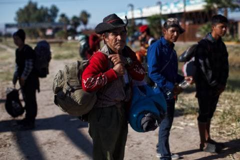 People part of the migrant caravan continue their journey, through the northern city of Mexicali, bound for the Tijuana border, Mexico, 20 November 2018. The migrant caravan that tries to regroup in the border city of Tijuana has triggered a humanitarian crisis whose proportions are still unknown while Central Americans doubt what to do after weeks of pilgrimage. The humanitarian crisis of migrants takes on unknown proportions !ACHTUNG: NUR REDAKTIONELLE NUTZUNG!  Copyright: xMaríaxdexlaxLuzxAscenciox AME7796 20181120-636783408876921733