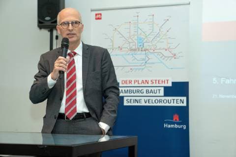 Dr Peter Tschentscher First Mayor The plan stands Hamburg builds its cycle routes Portrait Portrait Bicycle workshop with the First Mayor Dr Peter Tschentscher Press conference on the status and results of the promotion of cycling in the Hamburg Hamburg Germany Energy bunker Wilhelmsburg