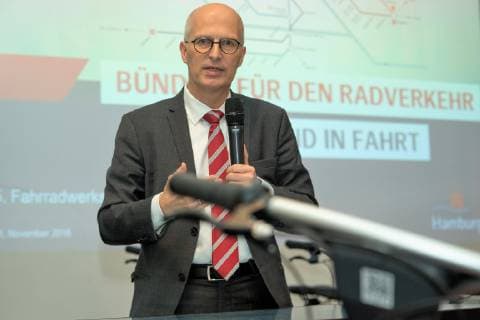Dr Peter Tschentscher First Mayor The plan stands Hamburg builds its cycle routes Portrait Portrait Bicycle workshop with the First Mayor Dr Peter Tschentscher Press conference on the status and results of the promotion of cycling in the Hamburg Hamburg Germany Energy bunker Wilhelmsburg