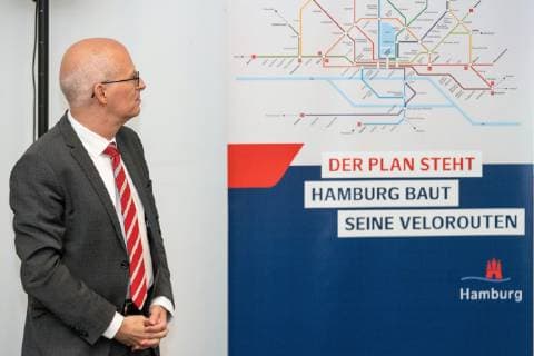 Dr Peter Tschentscher First Mayor The plan stands Hamburg builds its cycle routes Portrait Portrait Bicycle workshop with the First Mayor Dr Peter Tschentscher Press conference on the status and results of the promotion of cycling in the Hamburg Hamburg Germany Energy bunker Wilhelmsburg