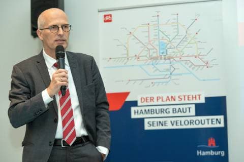 Dr Peter Tschentscher First Mayor The plan stands Hamburg builds its cycle routes Portrait Portrait Bicycle workshop with the First Mayor Dr Peter Tschentscher Press conference on the status and results of the promotion of cycling in the Hamburg Hamburg Germany Energy bunker Wilhelmsburg