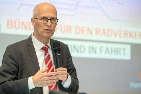 Dr Peter Tschentscher First Mayor The plan stands Hamburg builds its cycle routes Portrait Portrait Bicycle workshop with the First Mayor Dr Peter Tschentscher Press conference on the status and results of the promotion of cycling in the Hamburg Hamburg Germany Energy bunker Wilhelmsburg