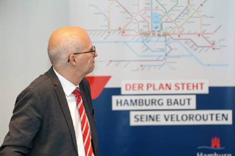 Dr Peter Tschentscher First Mayor The plan stands Hamburg builds its cycle routes Portrait Portrait Bicycle workshop with the First Mayor Dr Peter Tschentscher Press conference on the status and results of the promotion of cycling in the Hamburg Hamburg Germany Energy bunker Wilhelmsburg