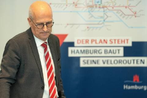 Dr Peter Tschentscher First Mayor The plan stands Hamburg builds its cycle routes Portrait Portrait Bicycle workshop with the First Mayor Dr Peter Tschentscher Press conference on the status and results of the promotion of cycling in the Hamburg Hamburg Germany Energy bunker Wilhelmsburg