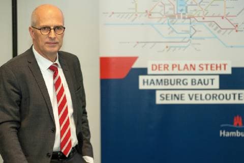 Dr Peter Tschentscher First Mayor The plan stands Hamburg builds its cycle routes Portrait Portrait Bicycle workshop with the First Mayor Dr Peter Tschentscher Press conference on the status and results of the promotion of cycling in the Hamburg Hamburg Germany Energy bunker Wilhelmsburg
