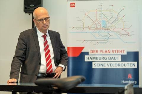 Dr Peter Tschentscher First Mayor The plan stands Hamburg builds its cycle routes Portrait Portrait Bicycle workshop with the First Mayor Dr Peter Tschentscher Press conference on the status and results of the promotion of cycling in the Hamburg Hamburg Germany Energy bunker Wilhelmsburg