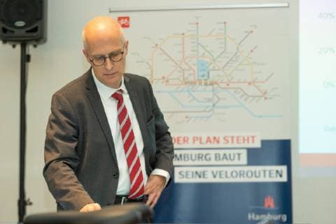 Dr Peter Tschentscher First Mayor The plan stands Hamburg builds its cycle routes Portrait Portrait Bicycle workshop with the First Mayor Dr Peter Tschentscher Press conference on the status and results of the promotion of cycling in the Hamburg Hamburg Germany Energy bunker Wilhelmsburg