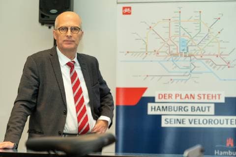 Dr Peter Tschentscher First Mayor The plan stands Hamburg builds its cycle routes Portrait Portrait Bicycle workshop with the First Mayor Dr Peter Tschentscher Press conference on the status and results of the promotion of cycling in the Hamburg Hamburg Germany Energy bunker Wilhelmsburg