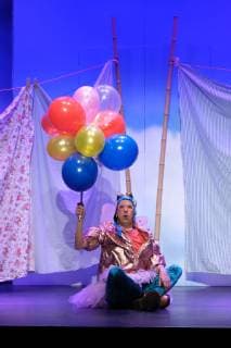 Hamburg Christian Berg as male fairy in Frau Holle Making beds with music Weihachtsmärchen in the comedy Winterhuder Fährhaus Hamburg on 21 11 2018