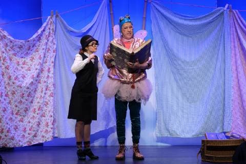 Hamburg Christian Berg as male fairy and Alexandra Kurzeja as fairy tale book saleswoman in Frau Holle Making beds with music Weihachtsmärchen in the comedy Winterhuder Fährhaus Hamburg on 21 11 2018