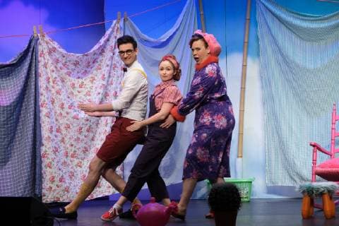 Hamburg Torben Padanyi as Pechmarius Alexandra Kurzeja as Goldmarie and Ute Geske as Mother in Frau Holle Making beds with music Weihachtsmärchen in the comedy Winterhuder Fährhaus Hamburg on 21 11 2018