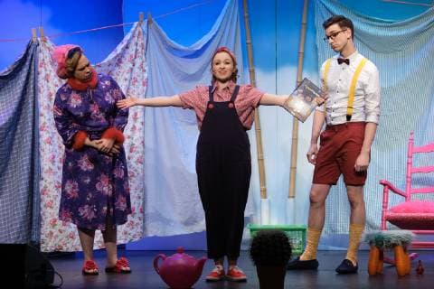 Hamburg Ute Geske as mother and Alexandra Kurzeja as Goldmarie and Torben Padanyi as Pechmarius in Frau Holle Making beds with music Weihachtsmärchen in the comedy Winterhuder Fährhaus Hamburg on 21 11 2018