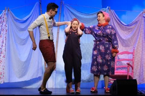 Hamburg Torben Padanyi as Pechmarius Alexandra Kurzeja as Goldmarie and Ute Geske as Mother in Frau Holle Making beds with music Weihachtsmärchen in the comedy Winterhuder Fährhaus Hamburg on 21 11 2018