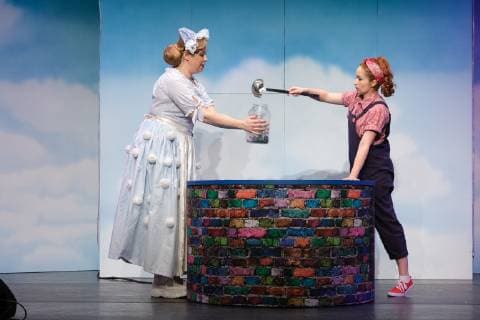 Hamburg Ute Geske as Frau Holle and Alexandra Kurzeja in Frau Holle Making beds with music Weihachtsmärchen in the comedy Winterhuder Fährhaus Hamburg on 21 11 2018