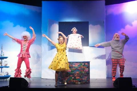 Hamburg v l Torben Padanyi Alexandra Kurzeja as Goldmarie and Ute Geske as Frau Holle as well as Kai Niewandt as Sandmann in Frau Holle Making beds with music Weihachtsmärchen in the comedy Winterhuder Fährhaus Hamburg on 21 11 2018