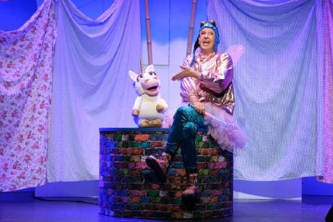 Hamburg Christian Berg as male fairy in Frau Holle Making beds with music Weihachtsmärchen in the comedy Winterhuder Fährhaus Hamburg on 21 11 2018