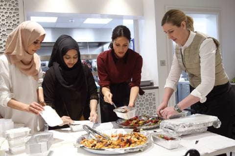 Entertainment Bilder der Woche KW47 Entertainment Bilder des Tages . 21 11 2018. London, United Kingdom. Meghan Markle, The Duchess of Sussex , at the Hubb Community Kitchen in London, to see how the funds raised by the Together: Our Community Cookbook are already making a difference to the community effected by the Grenfell Tower fire.  xPoolx xi-Imagesx IIM-18902-0024
