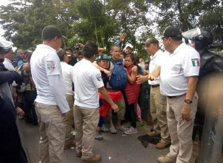 November 21, 2018 - EUM20181121NAC33.JPG.METAPA, Chis.- MigrantsMigrantes-Caravana.- En medio de empujones, jaloneos, fue frenada la sexta caravana de migrantes por agentes del Instituto Nacional de Migracion (INM) y antimotines de la Policia Federal (PF), quienes los detuvieron luego de haber ingresado de forma irregular a territorio mexicano por el rio Suchiate. Foto: Agencia EL UNIVERSALRCC.  - ZUMAu78_ 20181121_zaf_u78_081 Copyright: xElxUniversalx