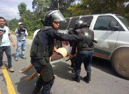 November 21, 2018 - EUM20181121NAC34.JPG.METAPA, Chis.- MigrantsMigrantes-Caravana.- 21 de noviembre de 2018.- En medio de empujones, jaloneos, fue frenada la sexta caravana de migrantes por agentes del Instituto Nacional de Migracion (INM) y antimotines de la Policia Federal (PF), quienes los detuvieron luego de haber ingresado de forma irregular a territorio mexicano por el rio Suchiate. Los agentes ayuda a una salvadorena embarazada que se desmayo cuando la situacion con los centroamericanos se tornaba mas tensa. Foto: Agencia EL UNIVERSALRCC.  - ZUMAu78_ 20181121_zaf_u78_082 Copyright: xElxUniversalx