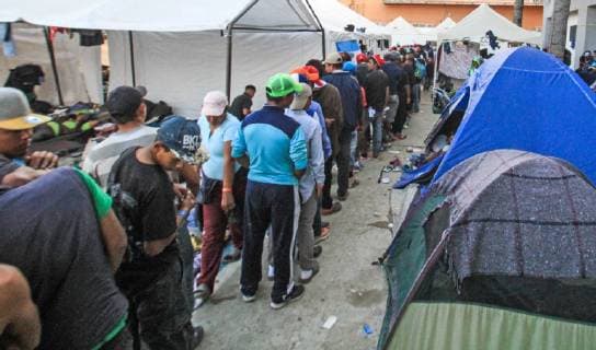 November 21, 2018 - EUM20181121NAC36. PG.TI UANA, BC.-Migrants Migrantes-Caravana.- 21 de noviembre de 2018.- Los migrantes centroamericanos tienen que hacer largas filas para obtener un plato de comida, que preparan cocineros de la Marina en el albergue instalado en la Unidad Deportiva Benito uarez de esta ciudad. Foto: Agencia EL UNIVERSAL RCC.  - ZUMAu78_ 20181121_zaf_u78_084 Copyright: xJx