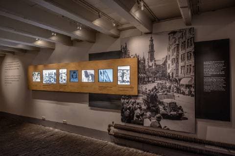 The Netherlands - Amsterdam - Koning Willem-Alexander takes a tour of the renewed Anne Frank House. The museum tells the history of the Second World War and the persecution of the Jews in connection with the history of the people hiding in a room behind the famous bookshelf to hide from the Nazi s. Credit: HH Poolfoto Patrick van Katwijk Holland Hoogte  Copyright: xHollandsexHoogtex xPatrickxPostx x84603056x