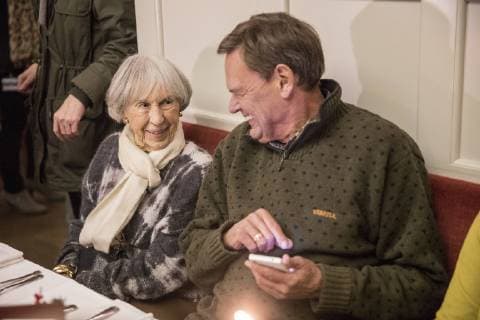 Lise Noergaard sammen med Ulf Pilgaard paa Postgaarden i Korsbaek paa Bakken torsdag den 22. november 2018. Korsbaek er blevet pyntet smukt og nostalgisk op med julelys, juletraeer og pynt. Julepynten i Algade og i Korsbaeks stuer er specielt udvalgt efter 1930 ernes julepynt i Danmark og med inspiration fra Lise Noergaards fortaellinger om hendes families juletraditioner fra tiden. For foerste gang i Bakkens 435 aar lange historie byder verdens aeldste forlystelsespark velkommen i juletiden. , Klampenborg Denmark  Copyright: NikolaixLinares NikolaixLinaresx COP102 spdk20181122-192646-L