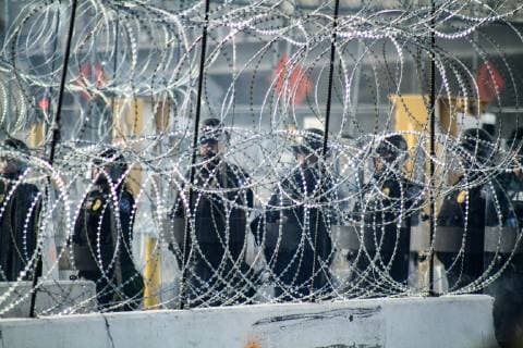 November 22, 2018 - EUM20181122NAC14.JPG.TIJUANA, BC.- Migrantes Migrants Caravana.- 22 de noviembre de 2018.- Elementos de la patrulla fronteriza y militar de Estados Unidos, realizaron este jueves un simulacro antiinmigrante en la garita internacional de San Ysidro, la cual cerro por varios minutos. Foto: Agencia EL UNIVERSAL RCC.  - ZUMAu78_ 20181122_zaf_u78_055 Copyright: xJoebethxTerriquezx