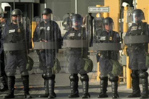 November 22, 2018 - EUM20181122NAC13.JPG.TIJUANA, BC.- Migrantes Migrants Caravana.- 22 de noviembre de 2018.- Elementos de la patrulla fronteriza y militar de Estados Unidos, realizaron este jueves un simulacro antiinmigrante en la garita internacional de San Ysidro, la cual cerro por varios minutos. Foto: Agencia EL UNIVERSAL RCC.  - ZUMAu78_ 20181122_zaf_u78_056 Copyright: xJoebethxTerriquezx