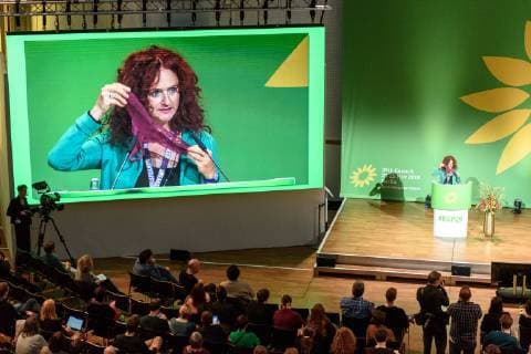 News Themen der Woche KW47 News Bilder des Tages 29. Rat der Europäischen Grünen Deutschland, Berlin - 23 11 2018: Brigitte Foppa (Grüne Fraktion - Gruppo verde - Grupa verda, Südtirol) spricht beim 29. Rat der Europäischen Grünen auf dem Podium über Sexismus. Berlin Berlin Deutschland *** 29 Council of the European Greens Germany Berlin 23 11 2018 Brigitte Foppa Green Group Gruppo verde Grupa verda South Tyrol speaks at 29 Council of the European Greens on the podium on Sexism Berlin Berlin Germany