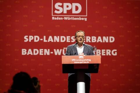 DEU; Deutschland, Sindelfingen, 24.11.2018: Andreas Stoch ist der neue Vorsitzende der SPD in Baden-Württemberg. Der Landtagsfraktionschef gewann beim Parteitag in Sindelfingen bei Stuttgart eine Kampfabstimmung gegen den Bundestagsabgeordneten Lars C a s t e l l u c c i . Leni B r e y m a i e r hatte nicht mehr kandidiert. *** DEU Deutschland Sindelfingen 24 11 2018 Andreas Stoch is the new chairman of the SPD in Baden Württemberg At the party conference in Sindelfingen near Stuttgart, the head of the state parliamentary group won a vote against Bundestag member Lars C a s t e l l u c i Leni B r e y m a i e r had not run for office any more