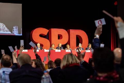DEU; Deutschland, Sindelfingen, 24.11.2018: Andreas Stoch ist der neue Vorsitzende der SPD in Baden-Württemberg. Der Landtagsfraktionschef gewann beim Parteitag in Sindelfingen bei Stuttgart eine Kampfabstimmung gegen den Bundestagsabgeordneten Lars C a s t e l l u c c i . Leni B r e y m a i e r hatte nicht mehr kandidiert. *** DEU Deutschland Sindelfingen 24 11 2018 Andreas Stoch is the new chairman of the SPD in Baden Württemberg At the party conference in Sindelfingen near Stuttgart, the head of the state parliamentary group won a vote against Bundestag member Lars C a s t e l l u c i Leni B r e y m a i e r had not run for office any more