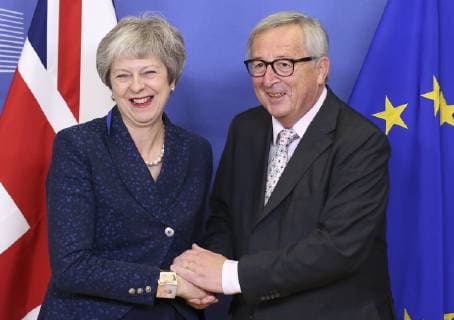 News Bilder des Tages (181124) -- BRUSSELS, Nov. 24, 2018 -- European Commission President Jean-Claude Juncker (R) shakes hands with British Prime Minister Theresa May during their meeting in Brussels, Belgium, on Nov. 24, 2018. The next 72 hours are crucial in Brexit negotiations between Britain and the European Union (EU), Prime Minister Theresa May told the House of Commons Thursday. ) BELGIUM-BRUSSELS-EUROPEAN COMMISSION-JUNCKER-UK-MAY-MEETING YexPingfan 