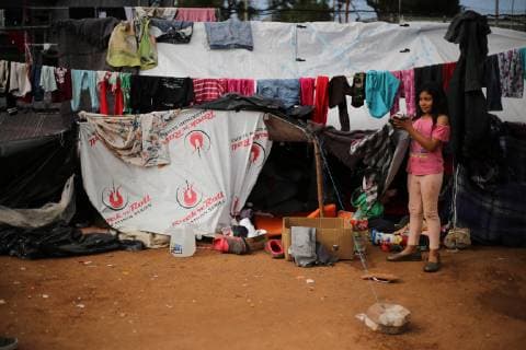 Mexiko, Flüchtlingslager in Tijuana Groups of people rest in the city of Tijuana, Mexico, 24 November 2018. The Government of the President of the United States Donald Trump and the team of the future president of Mexico Andres Manuel Lopez Obrador have reached an agreement so that migrants who want to request asylum remain south of the border for the duration of the process, reported today the Washington Post. Trump and Lopez Obrador reach an agreement on migration, according to media !ACHTUNG: NUR REDAKTIONELLE NUTZUNG!  Copyright: xDavidxGuzmánx AME9868 20181124-636786942646325855