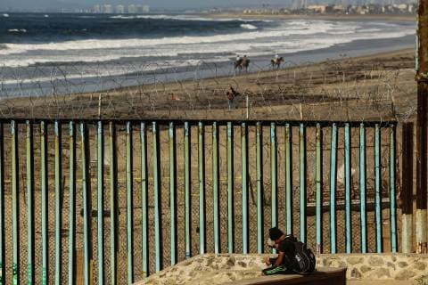 Mexiko, Flüchtlingslager in Tijuana Members of the migrant caravan of Central Americans stay at the shelter of the city of Tijuana, in the state of Baja California, Mexico, 24 November 2018. The migrant caravan that is in the Mexican city of Tijuana awaits to ask for political asylum in the United States. Migrant caravan in Tijuana !ACHTUNG: NUR REDAKTIONELLE NUTZUNG!  Copyright: xDavidxGuzmánx AME031 20181125-636787169787206728