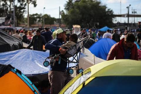 Mexiko, Flüchtlingslager in Tijuana Members of the migrant caravan of Central Americans stay at the shelter of the city of Tijuana, in the state of Baja California, Mexico, 24 November 2018. The migrant caravan that is in the Mexican city of Tijuana awaits to ask for political asylum in the United States. Migrant caravan in Tijuana !ACHTUNG: NUR REDAKTIONELLE NUTZUNG!  Copyright: xDavidxGuzmánx AME028 20181125-636787169801738067