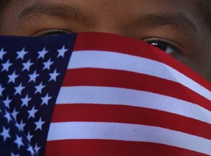 Mexiko, Flüchtlingslager in Tijuana November 24, 2018 - Tijuana, Mexico - BAYRON AYOLA, 5 years old holds an American flag. Migrant caravan camp Centro Deportivo Benito Juarez grows on November 24, 2018. Ministerios Nazarenos de Compasion, a church group from Mexico set up medical tents with Brigadas Medicas Nazarenas, medics and volunteers to help as many have fallen ill especially with respiratory issues. Central Americans wait in hopes of crossing the border to America. They prepare signs and flags for march to border tomorrow at dawn. Tijuana Mexico - ZUMAg208 20181124_zap_g208_016 Copyright: xCarolxGuzyx